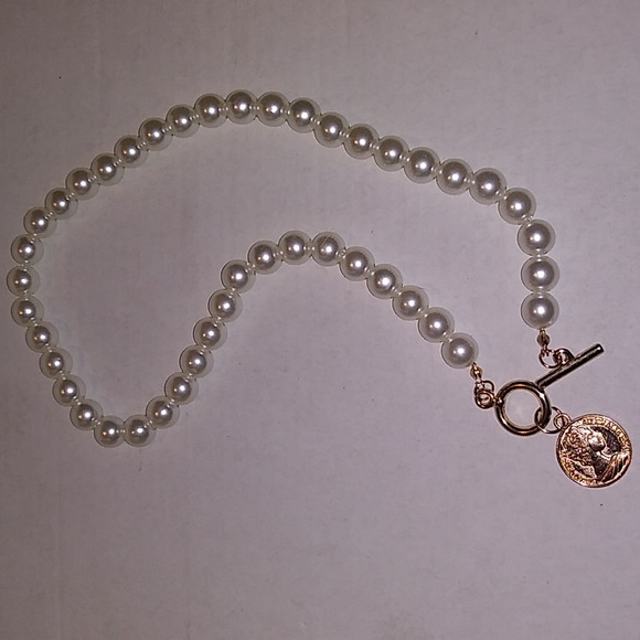 Jewelry - NEW 18kt Gold Coin Medallion & Pearl Clavical Necklace